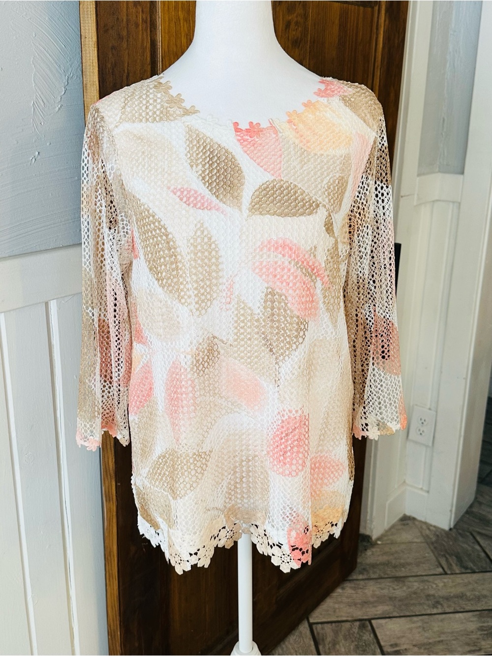 Alfred Dunner Sequined Lace Overlay Top Floral Trim Size S Coral, Beige & Ivory